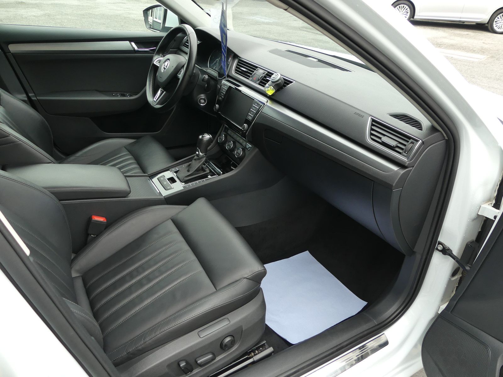 Fahrzeugabbildung SKODA Superb Combi Style