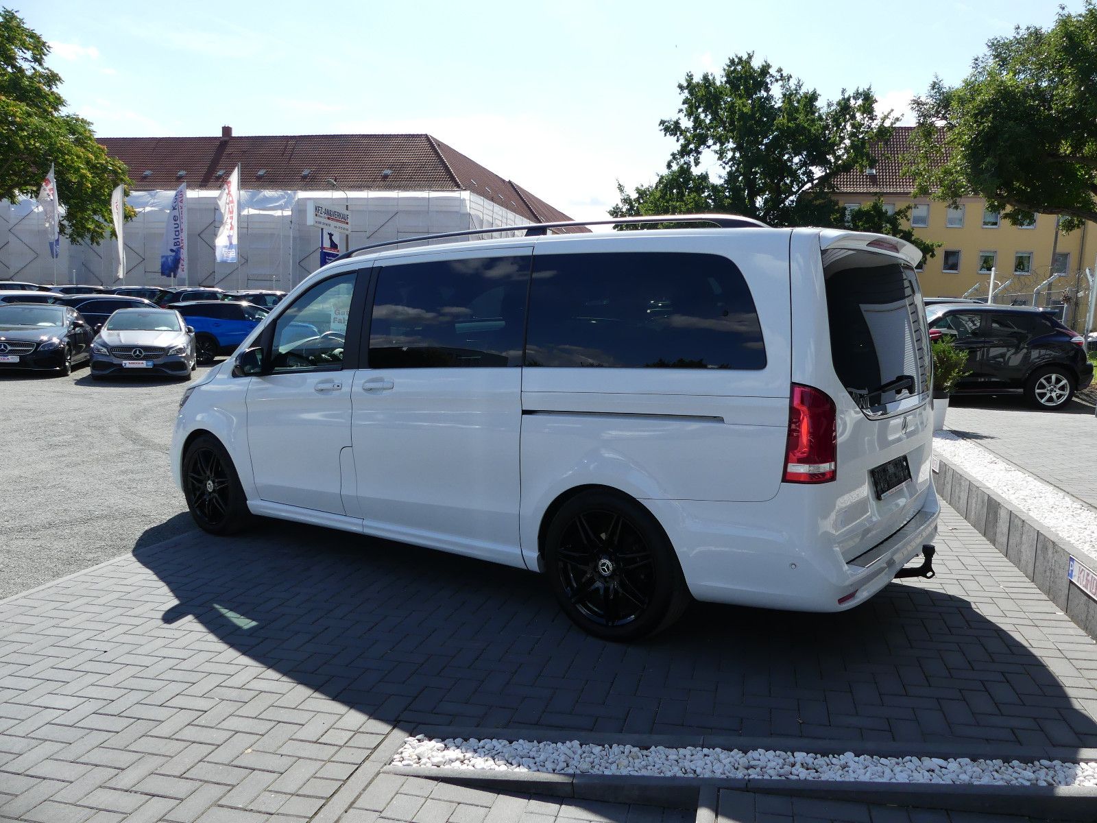 Fahrzeugabbildung Mercedes-Benz V 300 LANG"AMG-Line"81TKM"