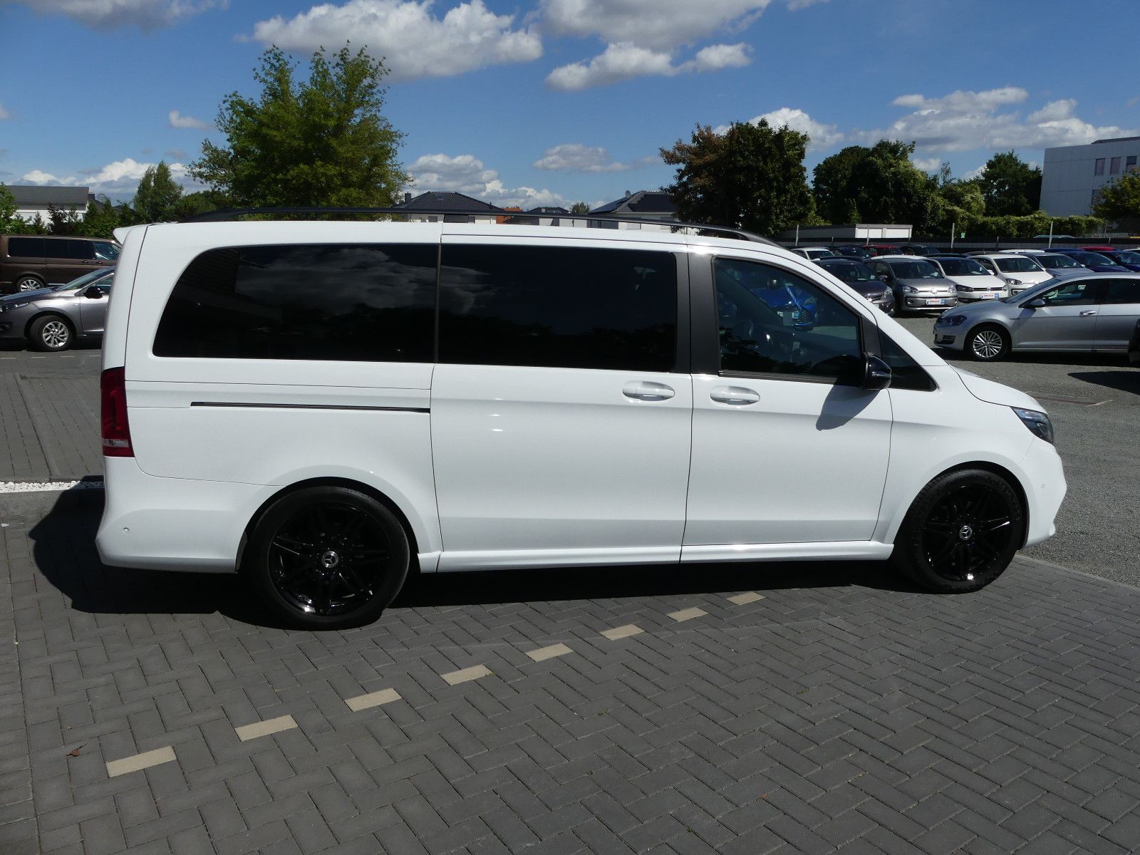 Fahrzeugabbildung Mercedes-Benz V 300 LANG"AMG-Line"81TKM"