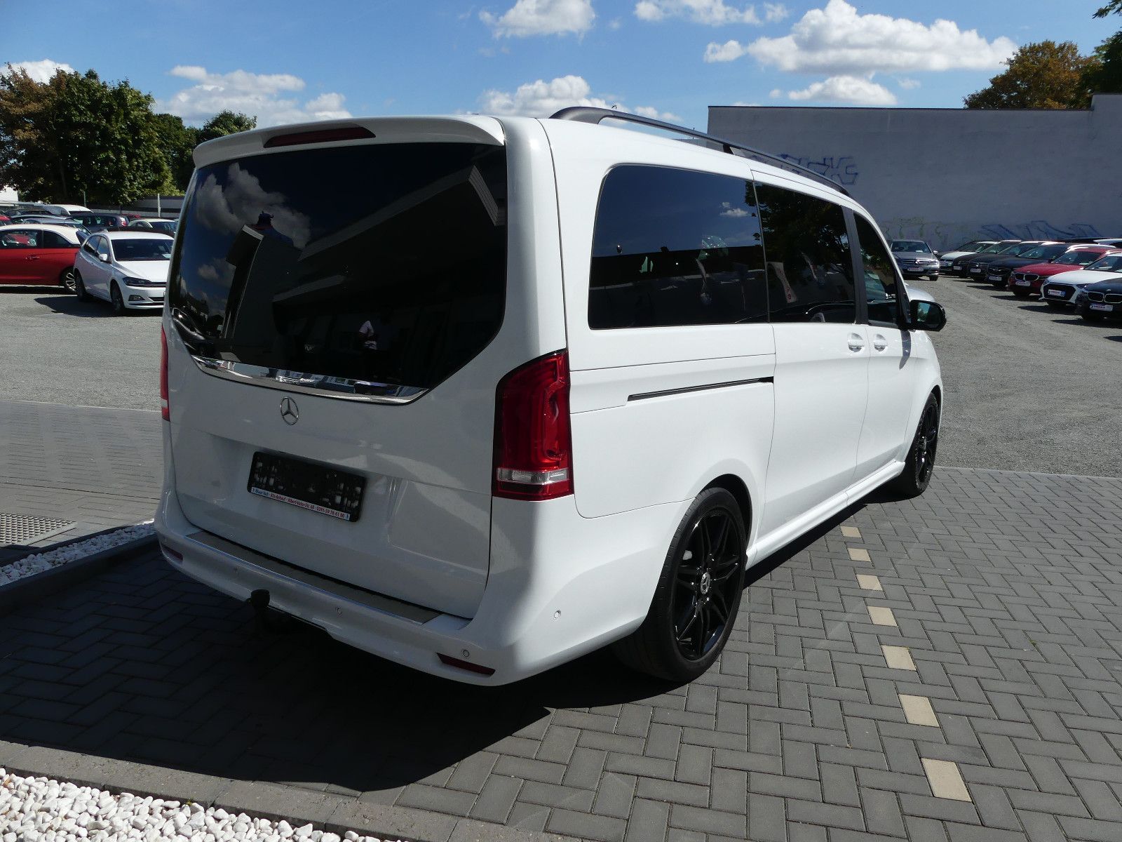 Fahrzeugabbildung Mercedes-Benz V 300 LANG"AMG-Line"81TKM"