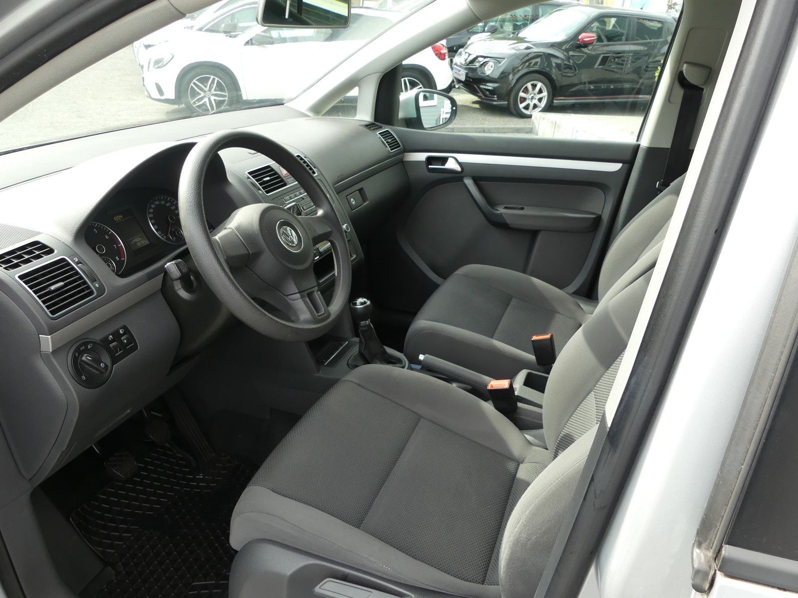 Fahrzeugabbildung Volkswagen Touran Trendline, 7. Sitzer