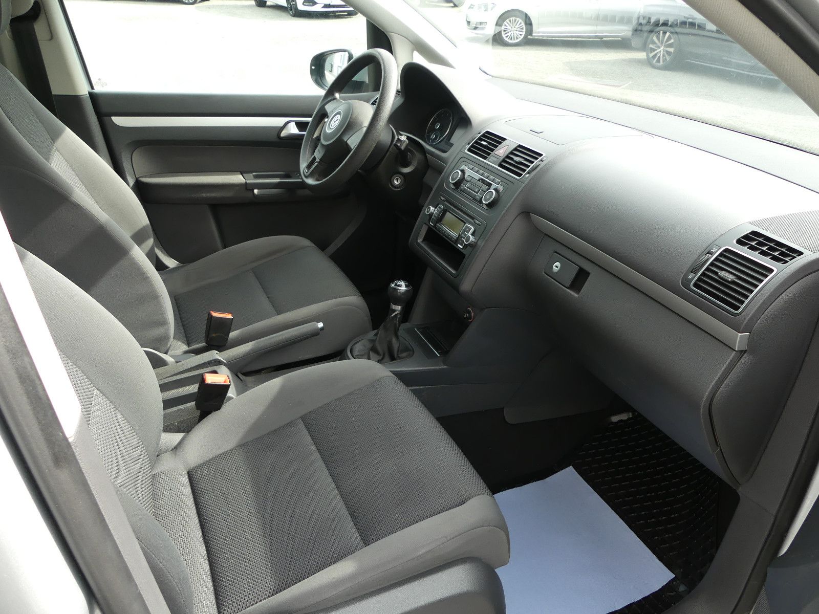 Fahrzeugabbildung Volkswagen Touran Trendline, 7. Sitzer