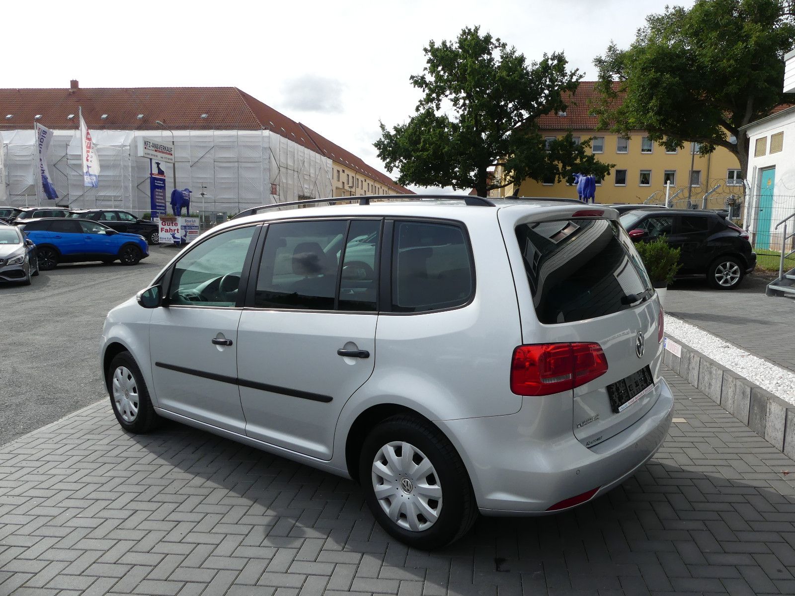 Fahrzeugabbildung Volkswagen Touran Trendline, 7. Sitzer