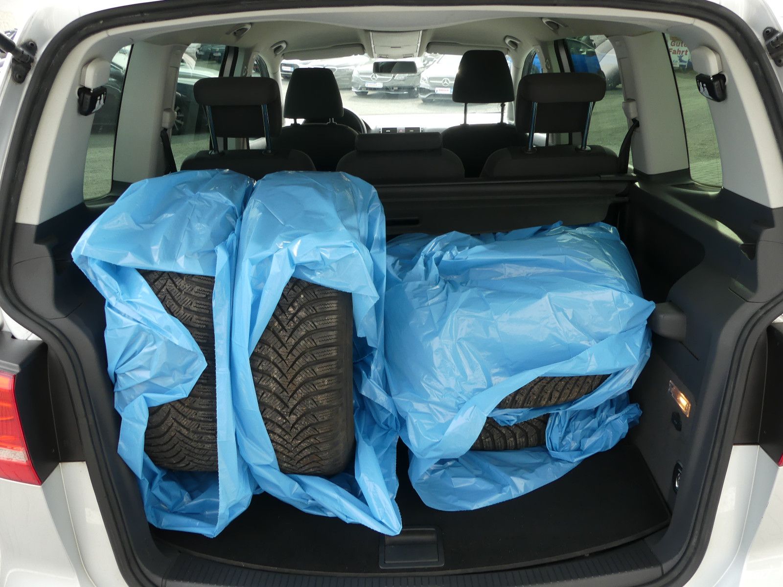 Fahrzeugabbildung Volkswagen Touran Trendline, 7. Sitzer
