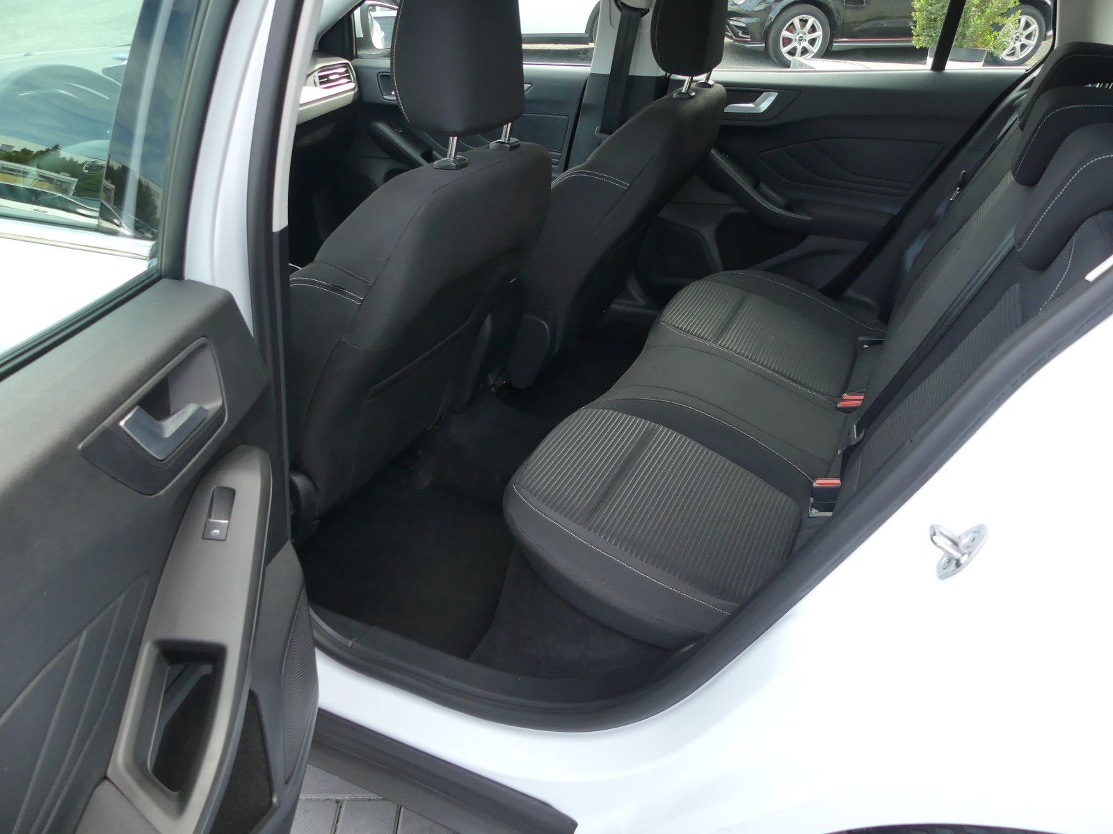 Fahrzeugabbildung Ford Focus Turnier Titanium"40TKM"AUTOMATIK"