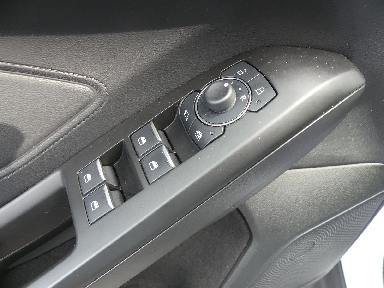 Fahrzeugabbildung Ford Focus Turnier Titanium"40TKM"AUTOMATIK"