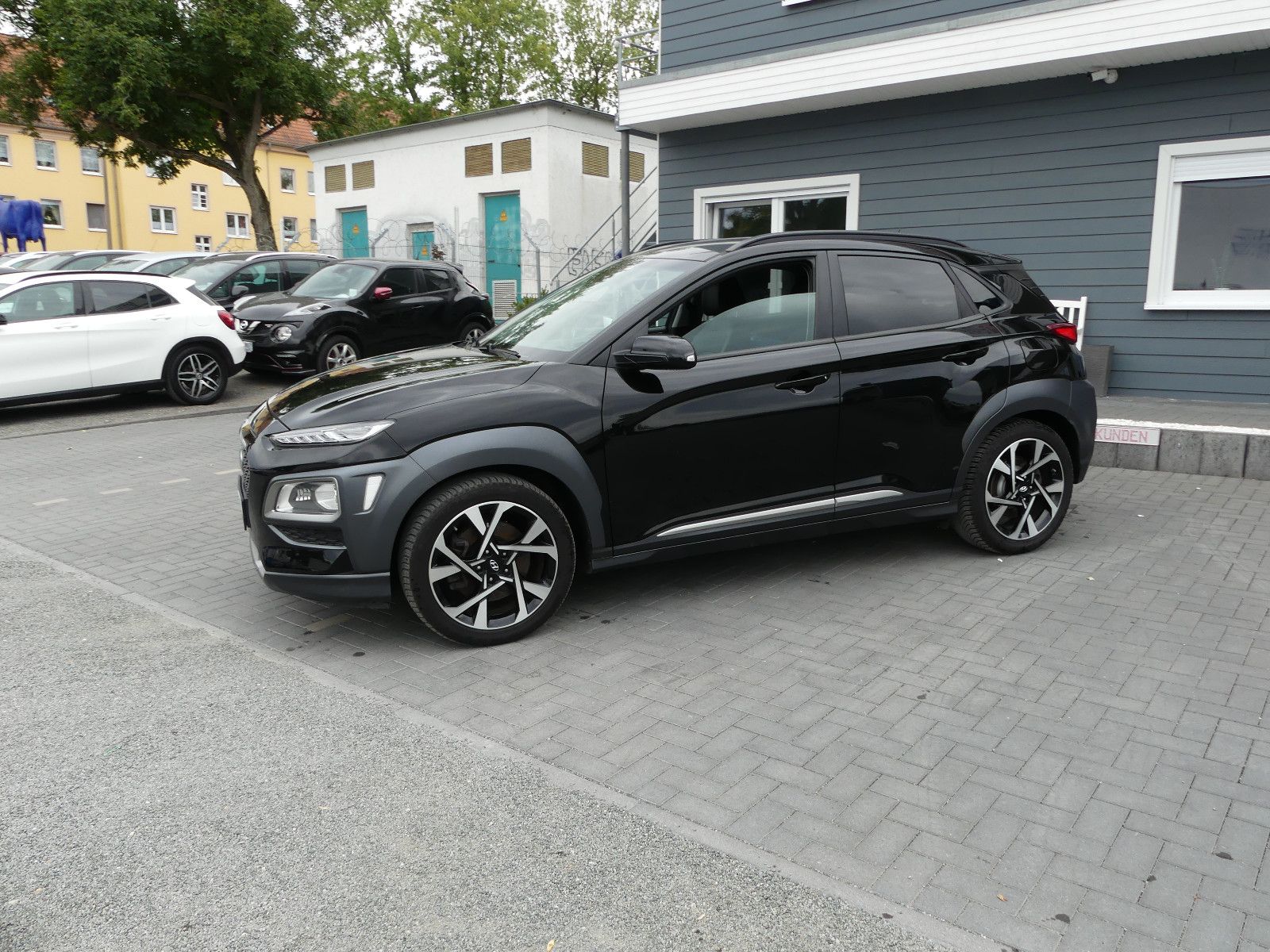 Fahrzeugabbildung Hyundai Kona Premium 4WD"85TKM"SCHECKHEFTGEPF."