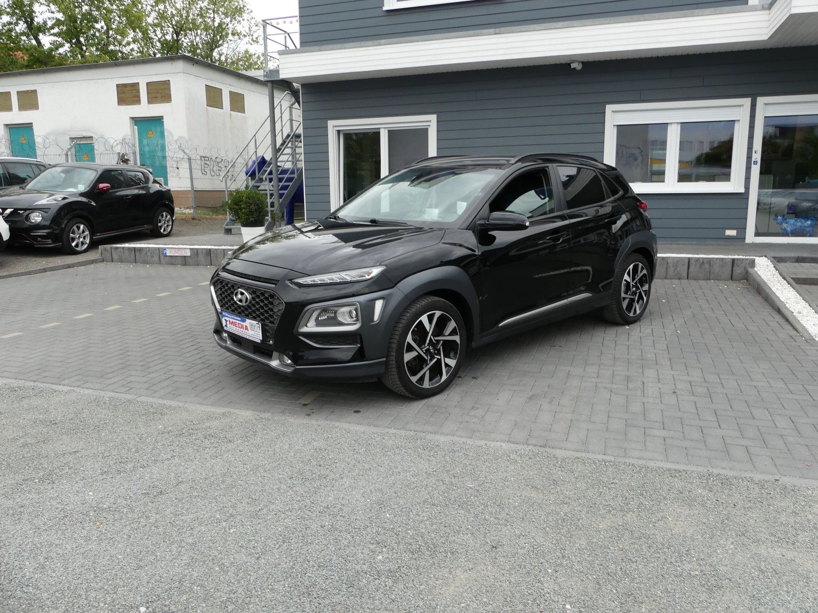 Fahrzeugabbildung Hyundai Kona Premium 4WD"85TKM"SCHECKHEFTGEPF."