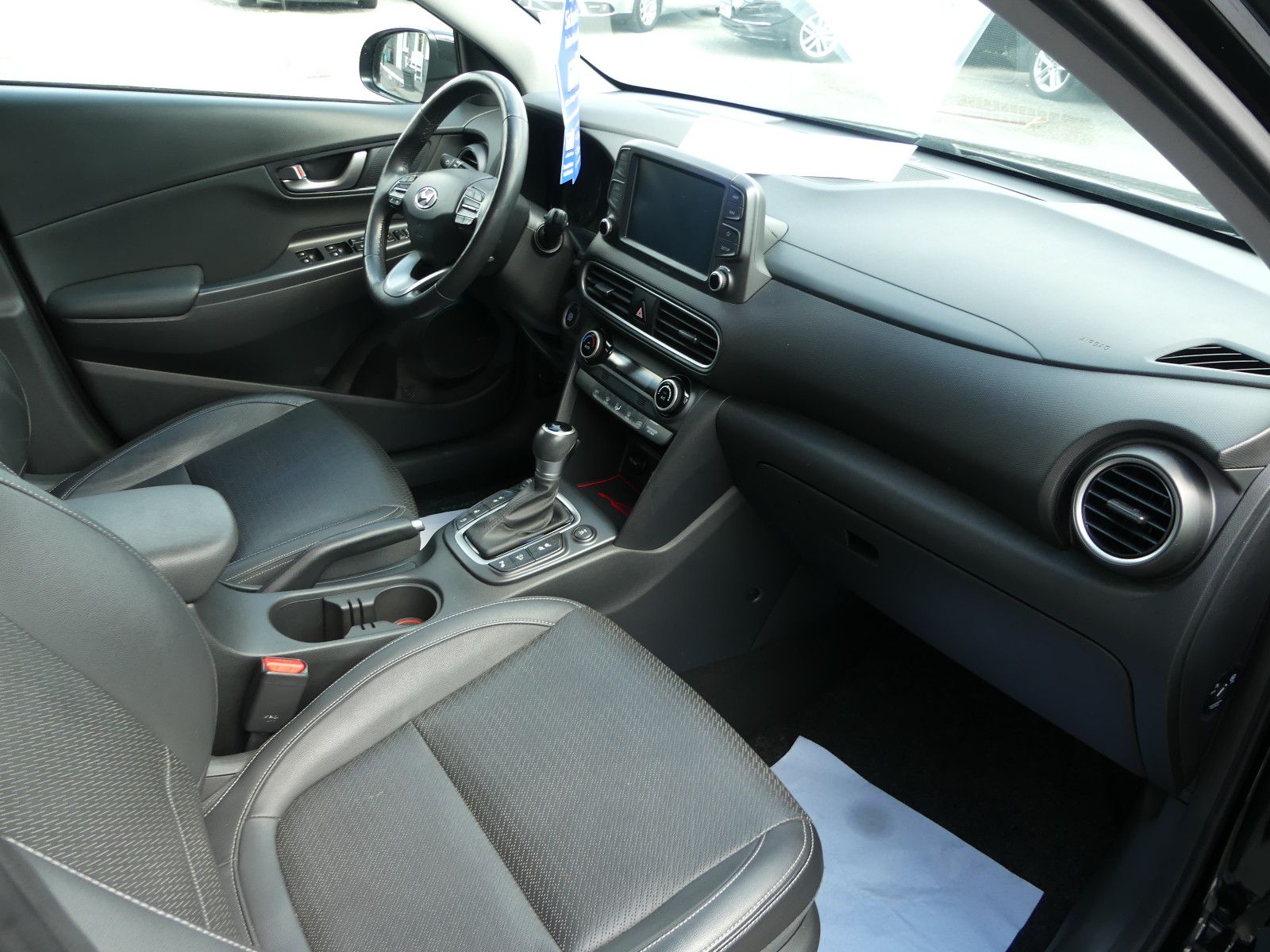 Fahrzeugabbildung Hyundai Kona Premium 4WD"85TKM"SCHECKHEFTGEPF."