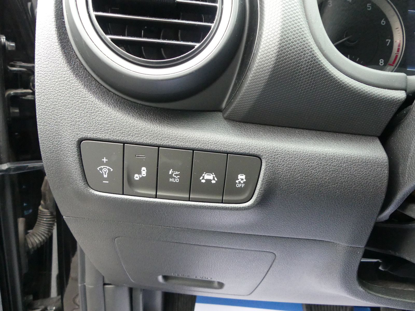 Fahrzeugabbildung Hyundai Kona Premium 4WD"85TKM"SCHECKHEFTGEPF."