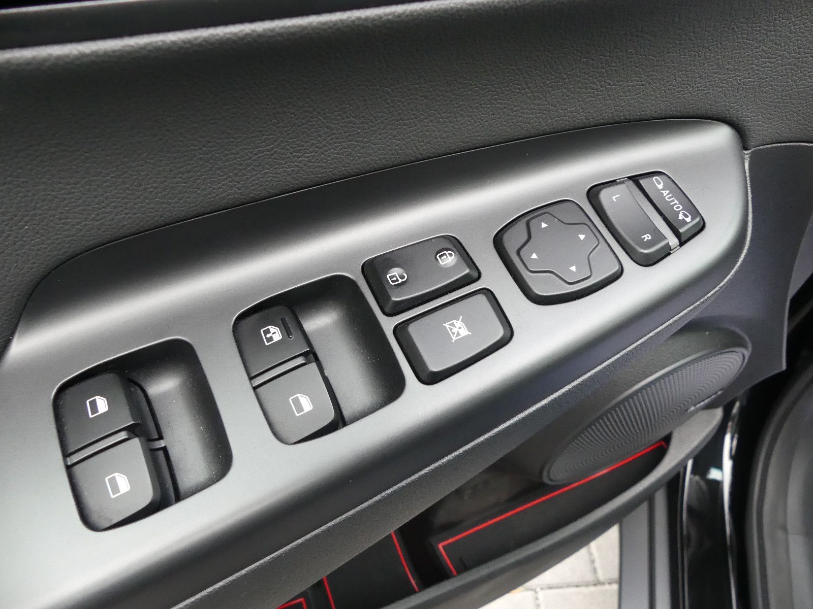 Fahrzeugabbildung Hyundai Kona Premium 4WD"85TKM"SCHECKHEFTGEPF."