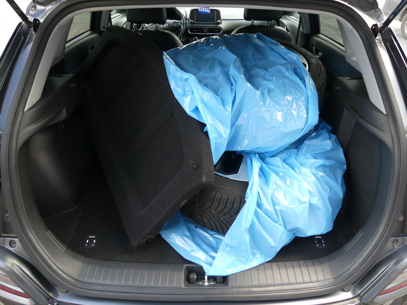 Fahrzeugabbildung Hyundai Kona Premium 4WD"85TKM"SCHECKHEFTGEPF."