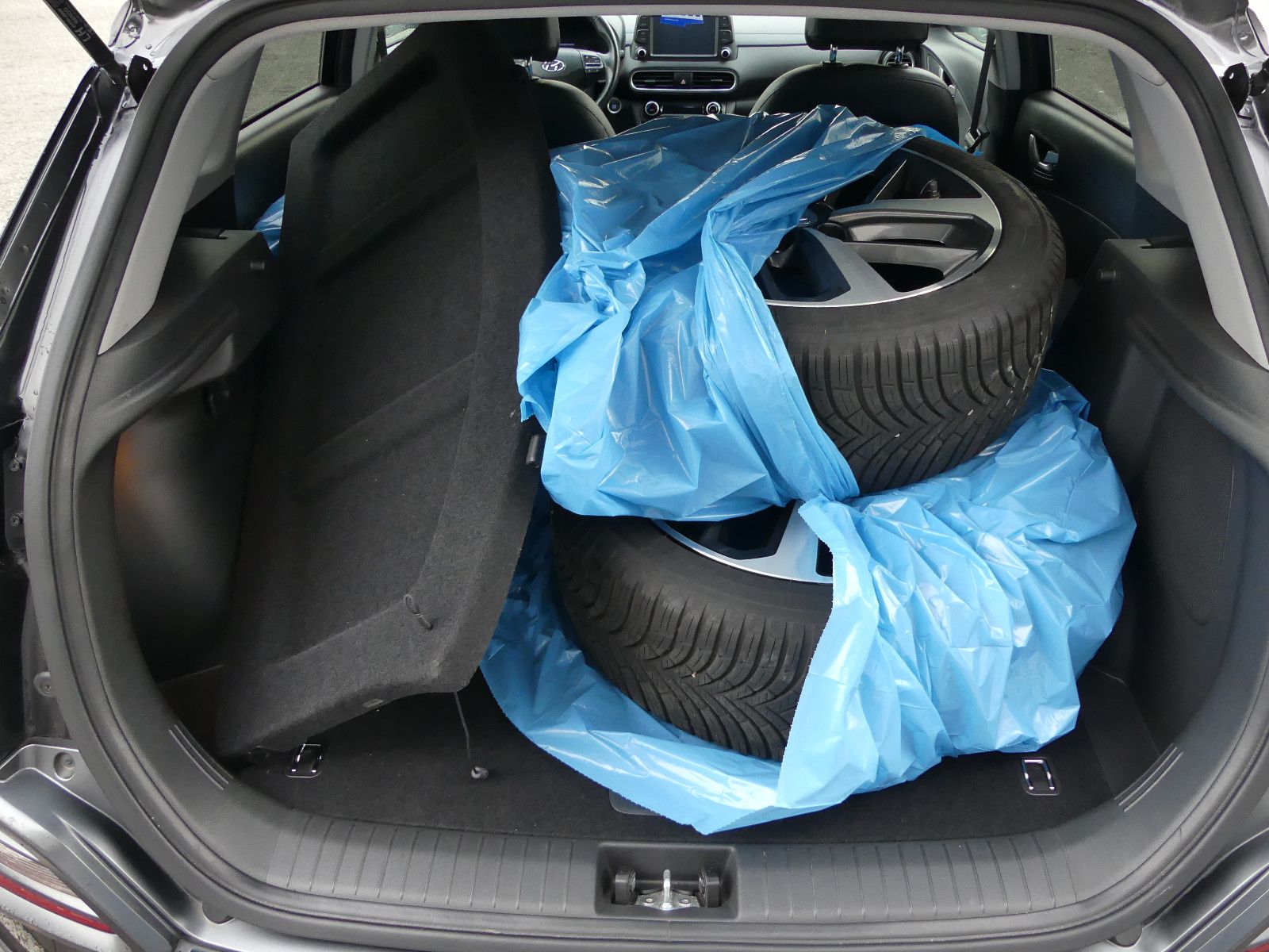 Fahrzeugabbildung Hyundai Kona Premium 4WD"85TKM"SCHECKHEFTGEPF."