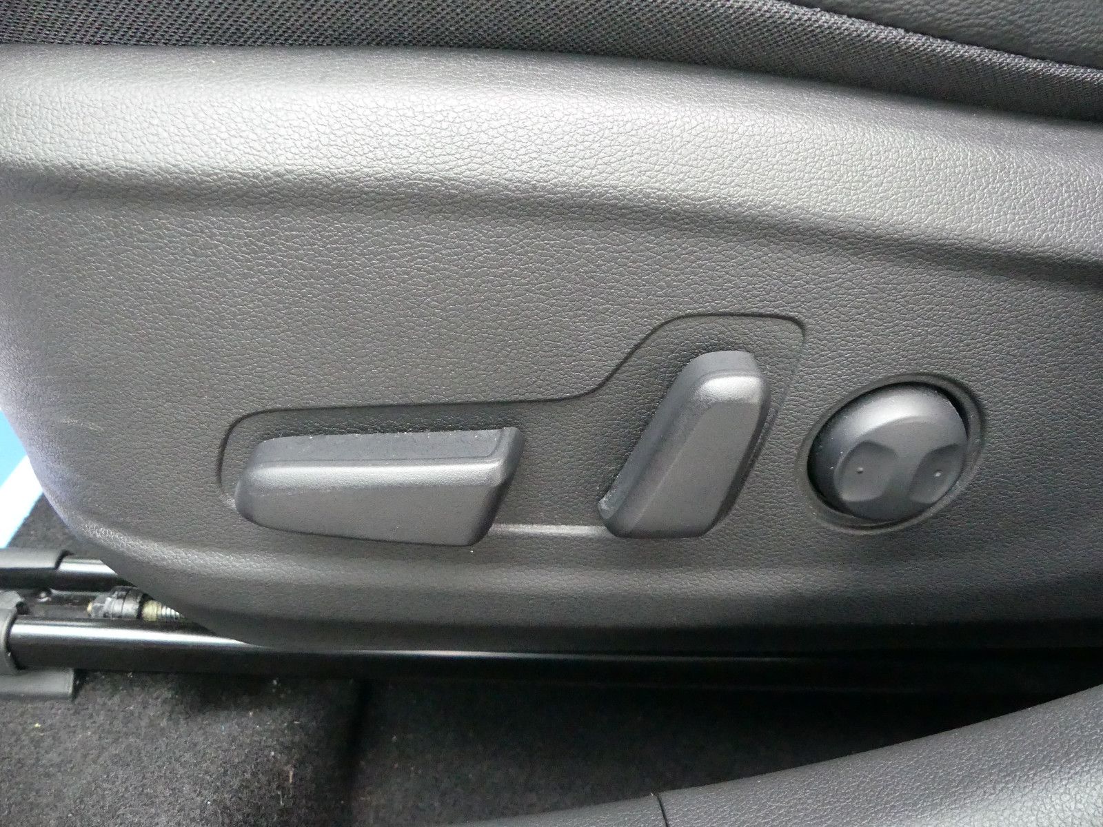 Fahrzeugabbildung Hyundai Kona Premium 4WD"85TKM"SCHECKHEFTGEPF."
