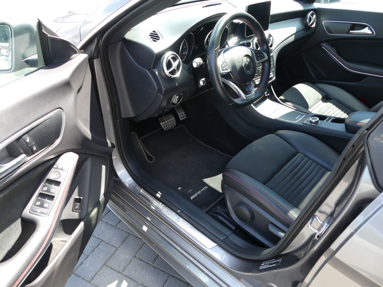 Fahrzeugabbildung Mercedes-Benz CLA Shooting Brake CLA 200 AMG - Line"58TKM"