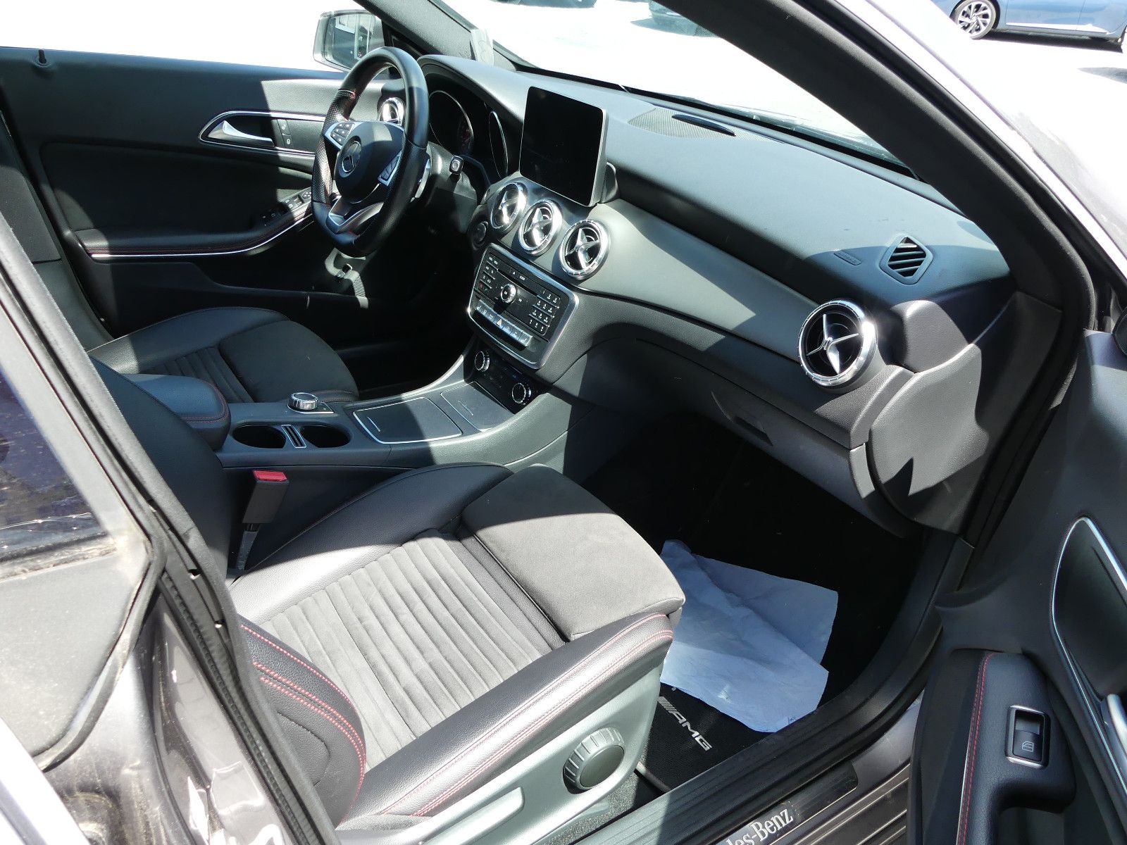 Fahrzeugabbildung Mercedes-Benz CLA Shooting Brake CLA 200 AMG - Line"58TKM"