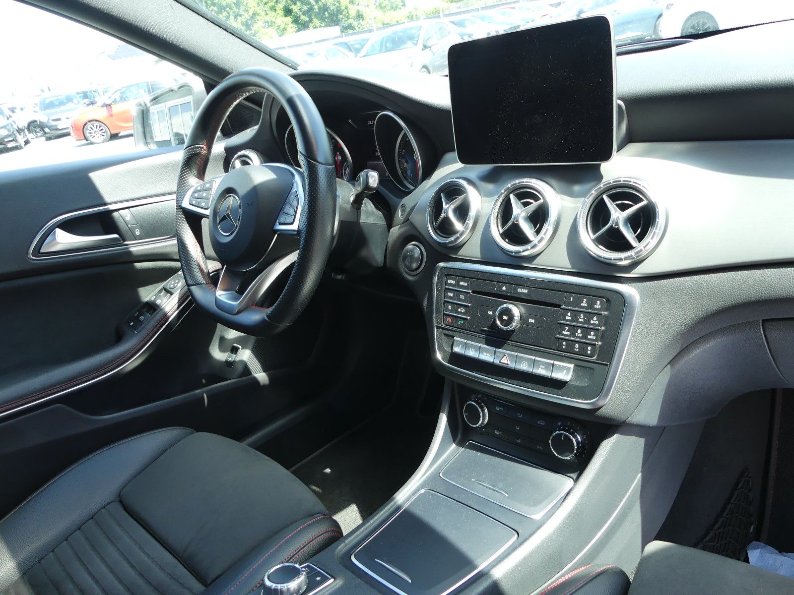 Fahrzeugabbildung Mercedes-Benz CLA Shooting Brake CLA 200 AMG - Line"58TKM"