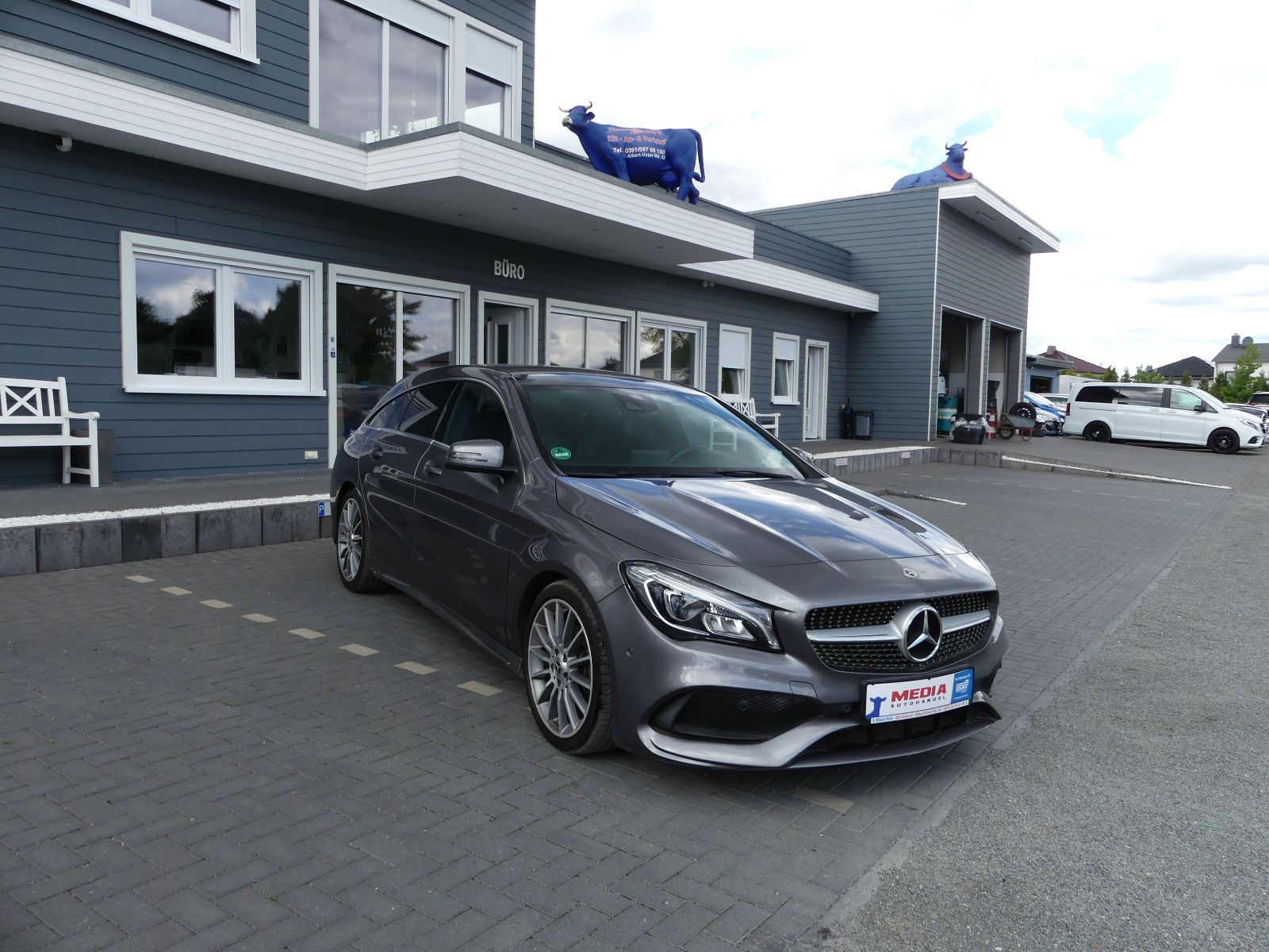 Fahrzeugabbildung Mercedes-Benz CLA Shooting Brake CLA 200 AMG - Line"58TKM"