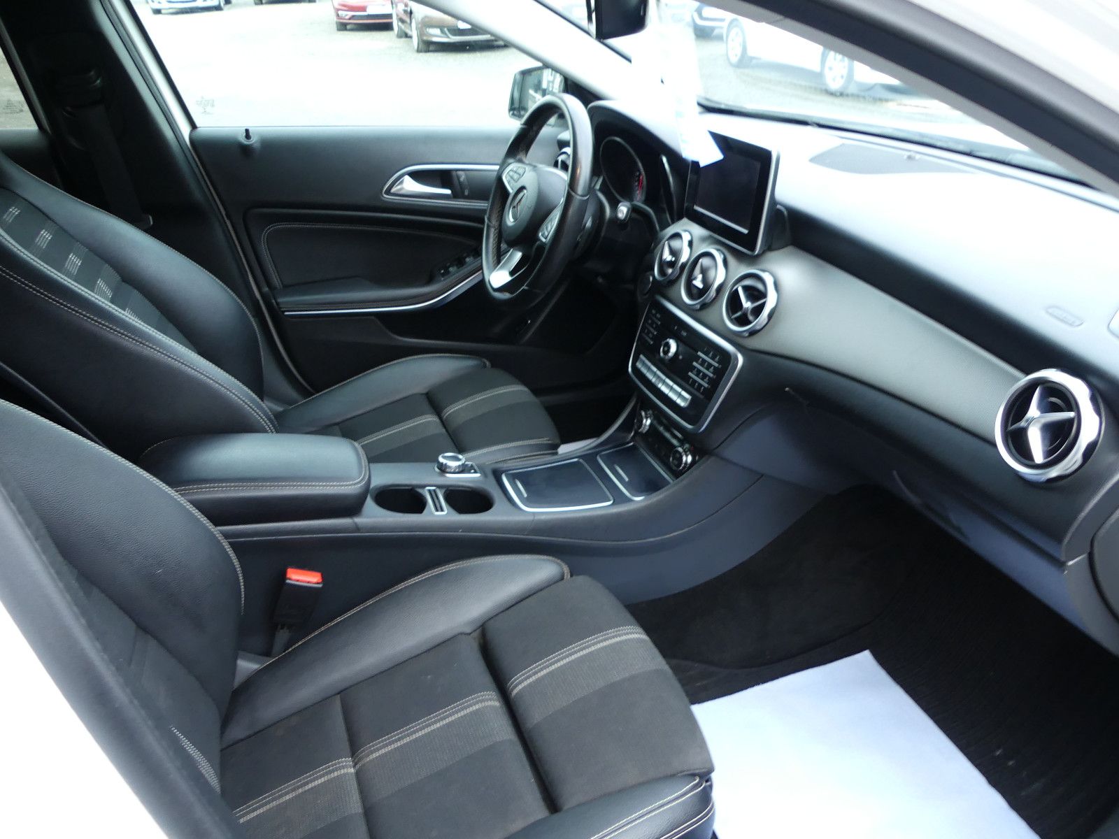 Fahrzeugabbildung Mercedes-Benz GLA 200 GLA -Klasse GLA 200