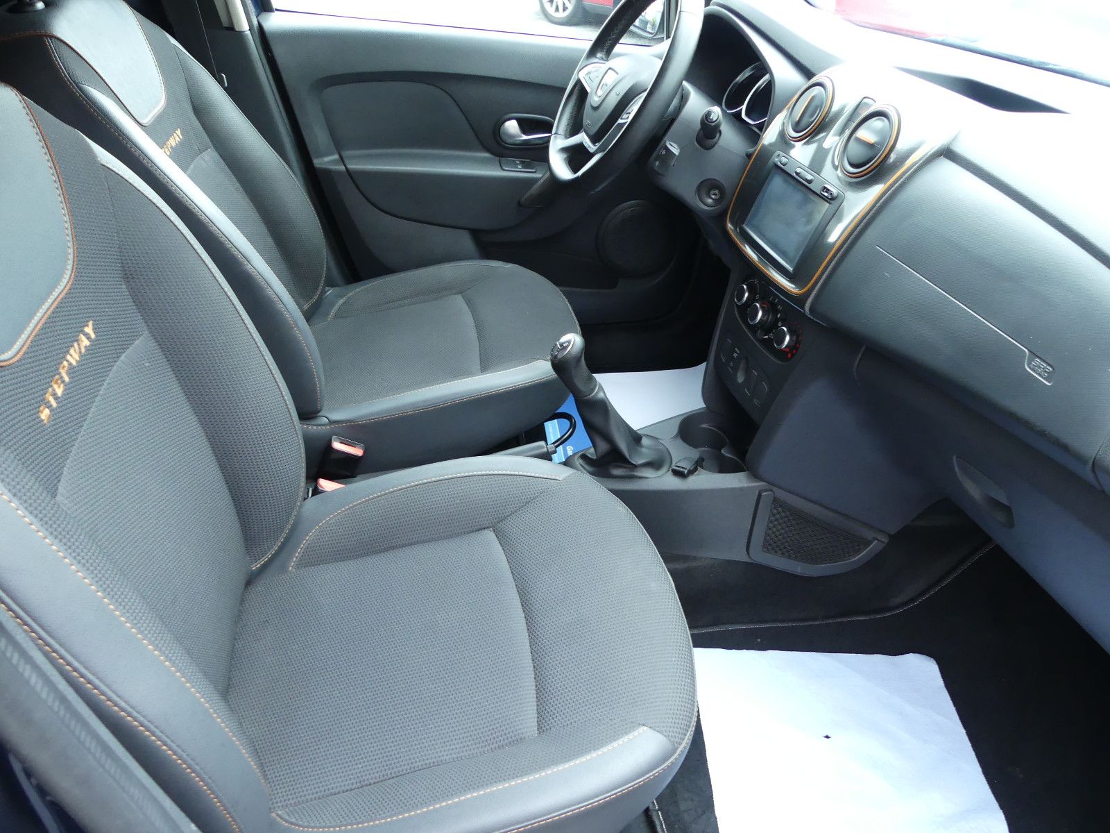 Fahrzeugabbildung Dacia Logan MCV II Kombi Stepway Celebration