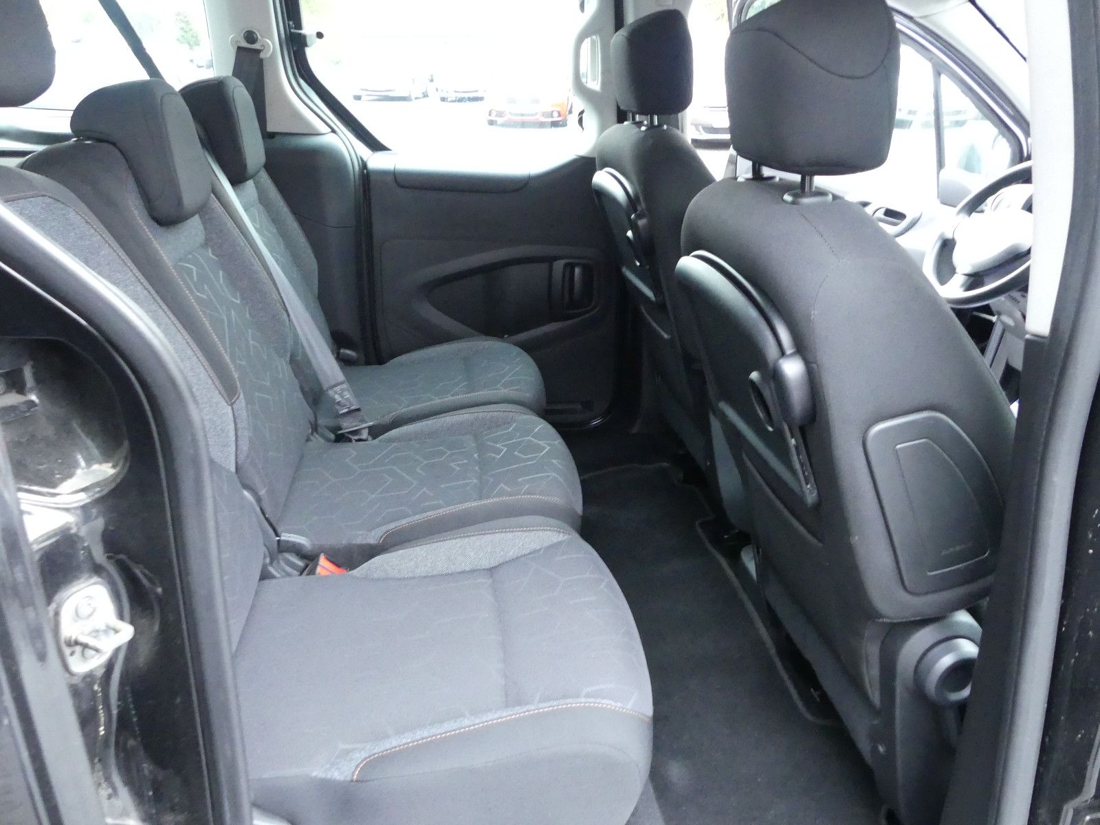 Fahrzeugabbildung Peugeot Partner Tepee Active, Automatik