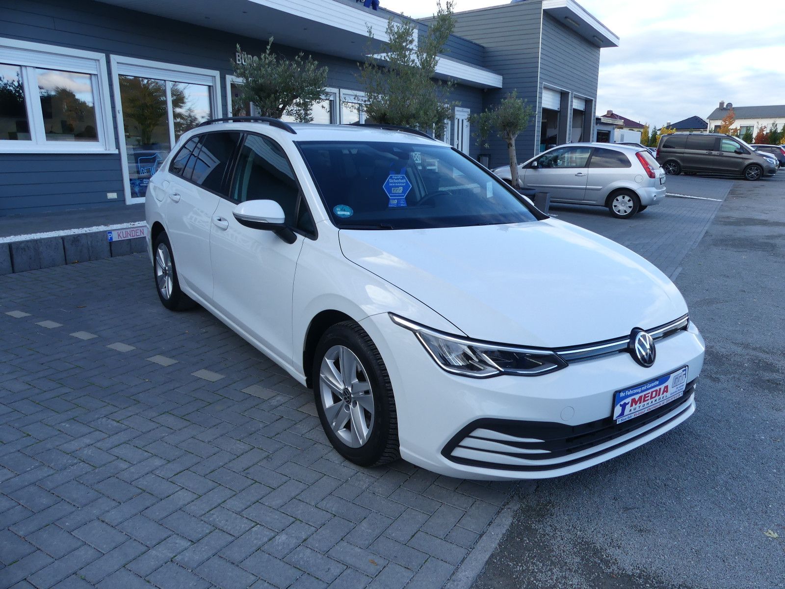 Fahrzeugabbildung Volkswagen Golf VIII Variant Life, Automatik