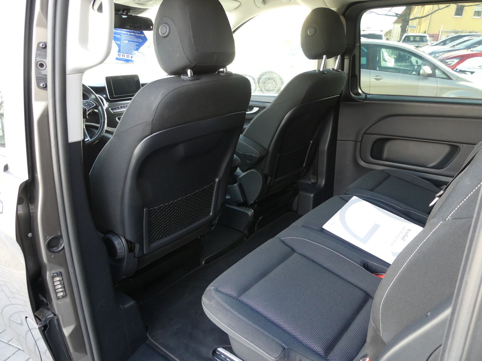 Fahrzeugabbildung Mercedes-Benz V 250 KOMPAKT, * 7 SITZER*,