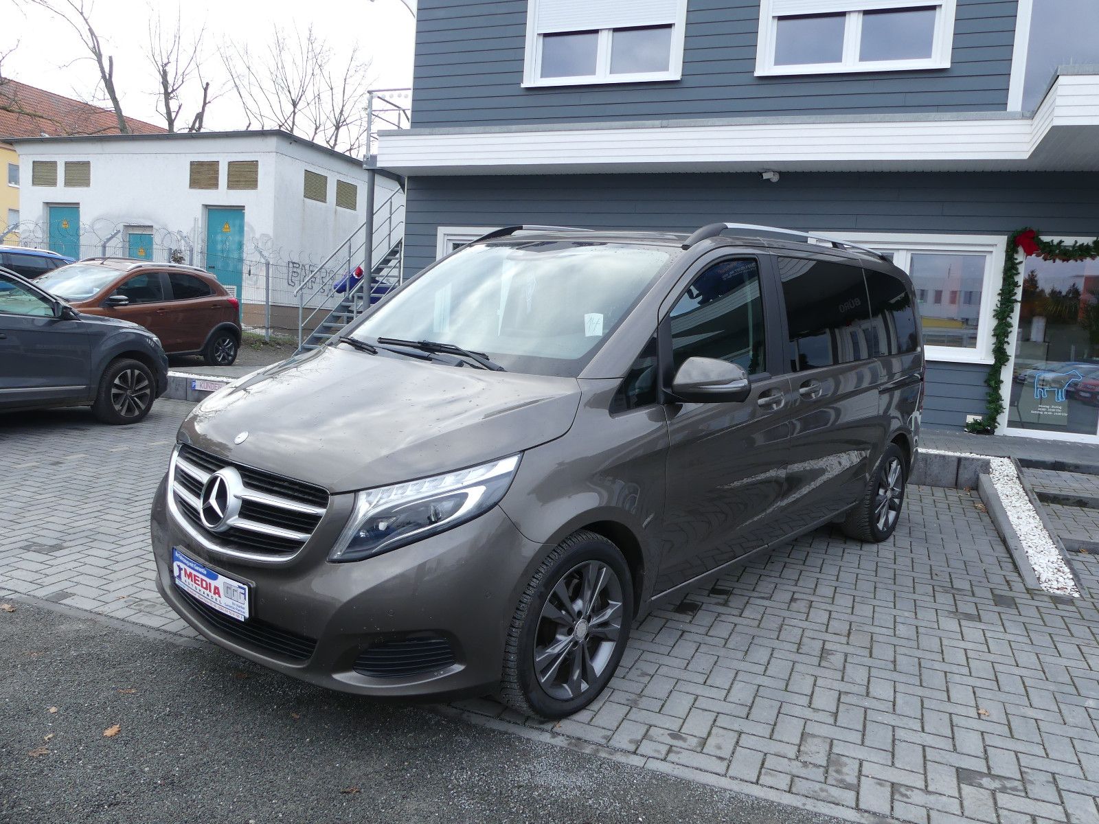 Fahrzeugabbildung Mercedes-Benz V 250 KOMPAKT, * 7 SITZER*,