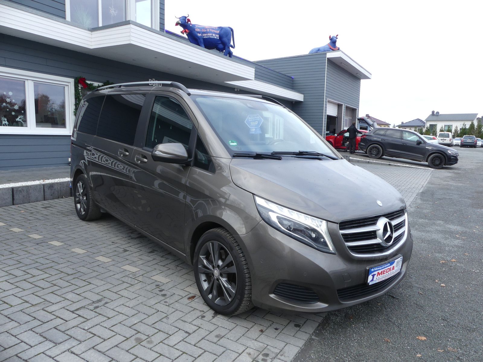 Fahrzeugabbildung Mercedes-Benz V 250 KOMPAKT, * 7 SITZER*,