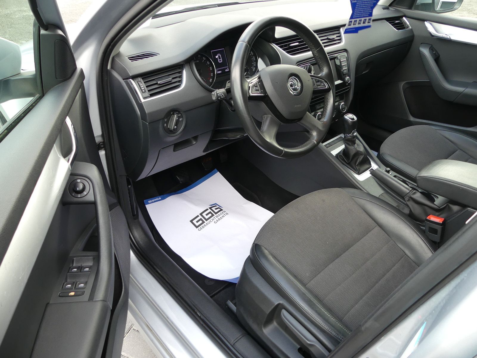 Fahrzeugabbildung SKODA Octavia Combi Elegance"SERVICEHEFT"