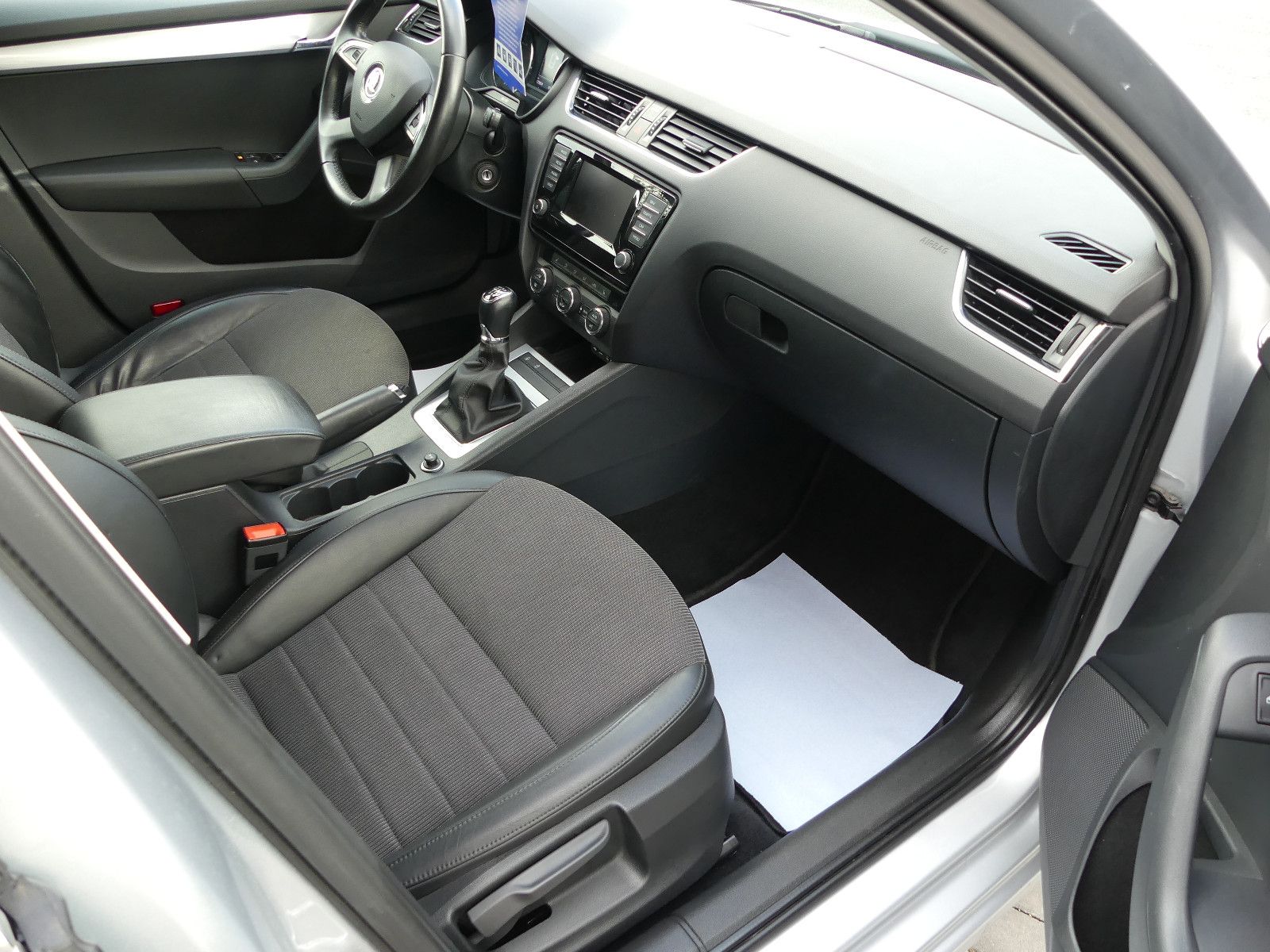 Fahrzeugabbildung SKODA Octavia Combi Elegance"SERVICEHEFT"