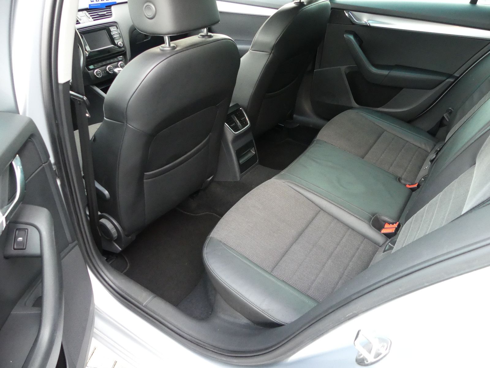 Fahrzeugabbildung SKODA Octavia Combi Elegance"SERVICEHEFT"