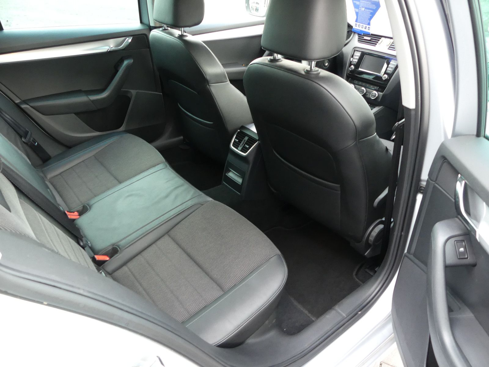 Fahrzeugabbildung SKODA Octavia Combi Elegance"SERVICEHEFT"