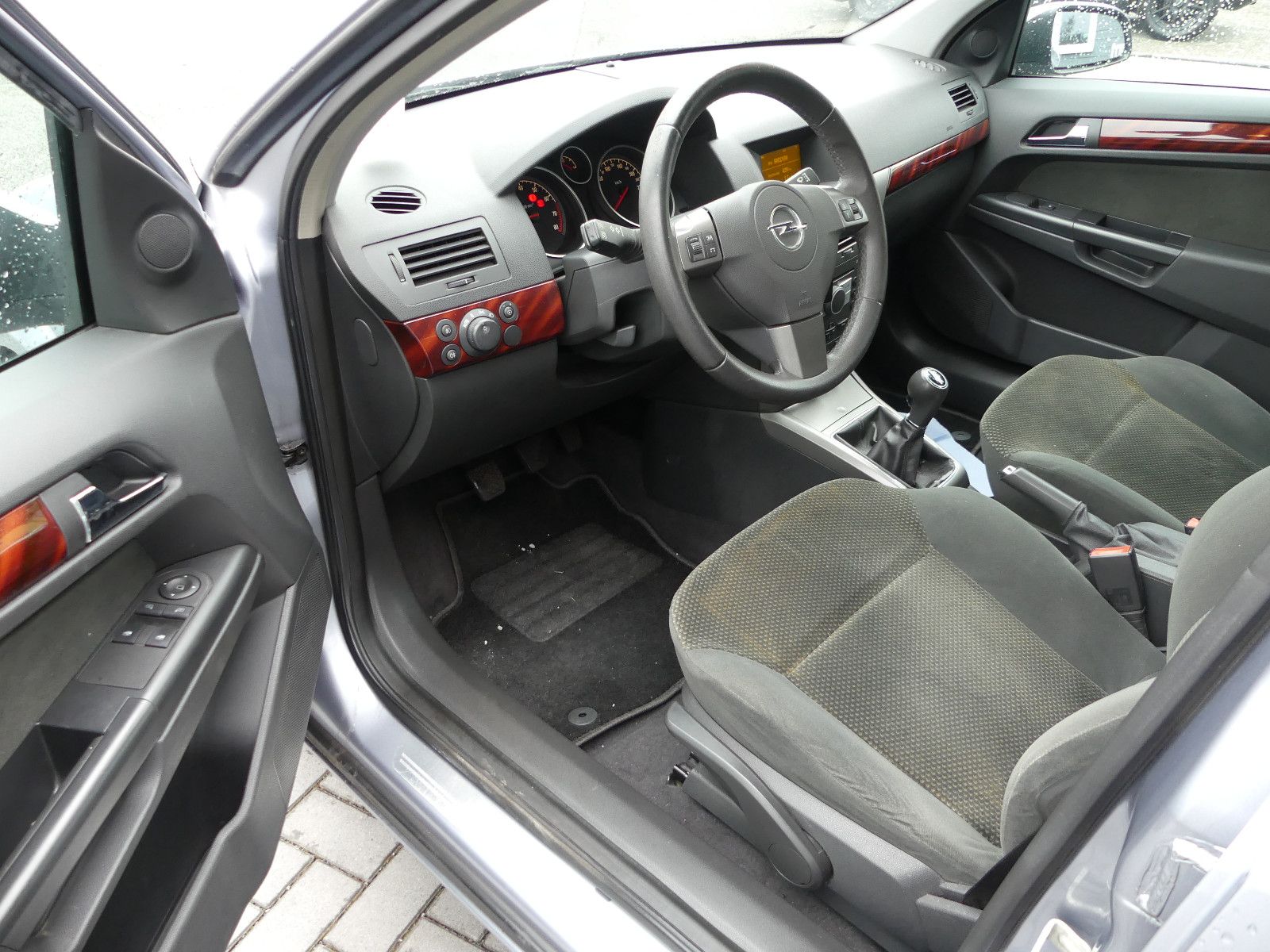Fahrzeugabbildung Opel Astra 1.6 Twinport Sport"82TKM"