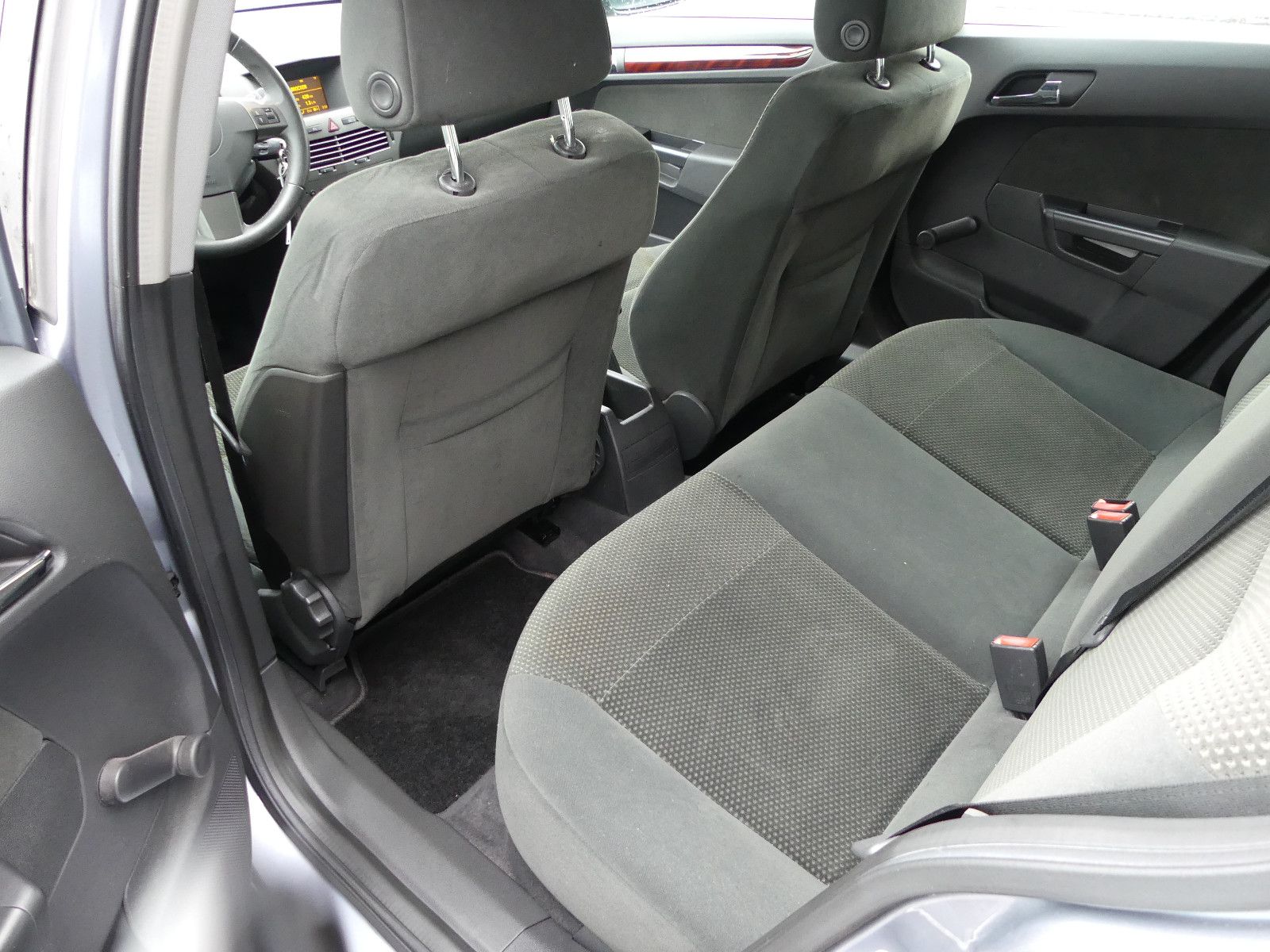 Fahrzeugabbildung Opel Astra 1.6 Twinport Sport"82TKM"