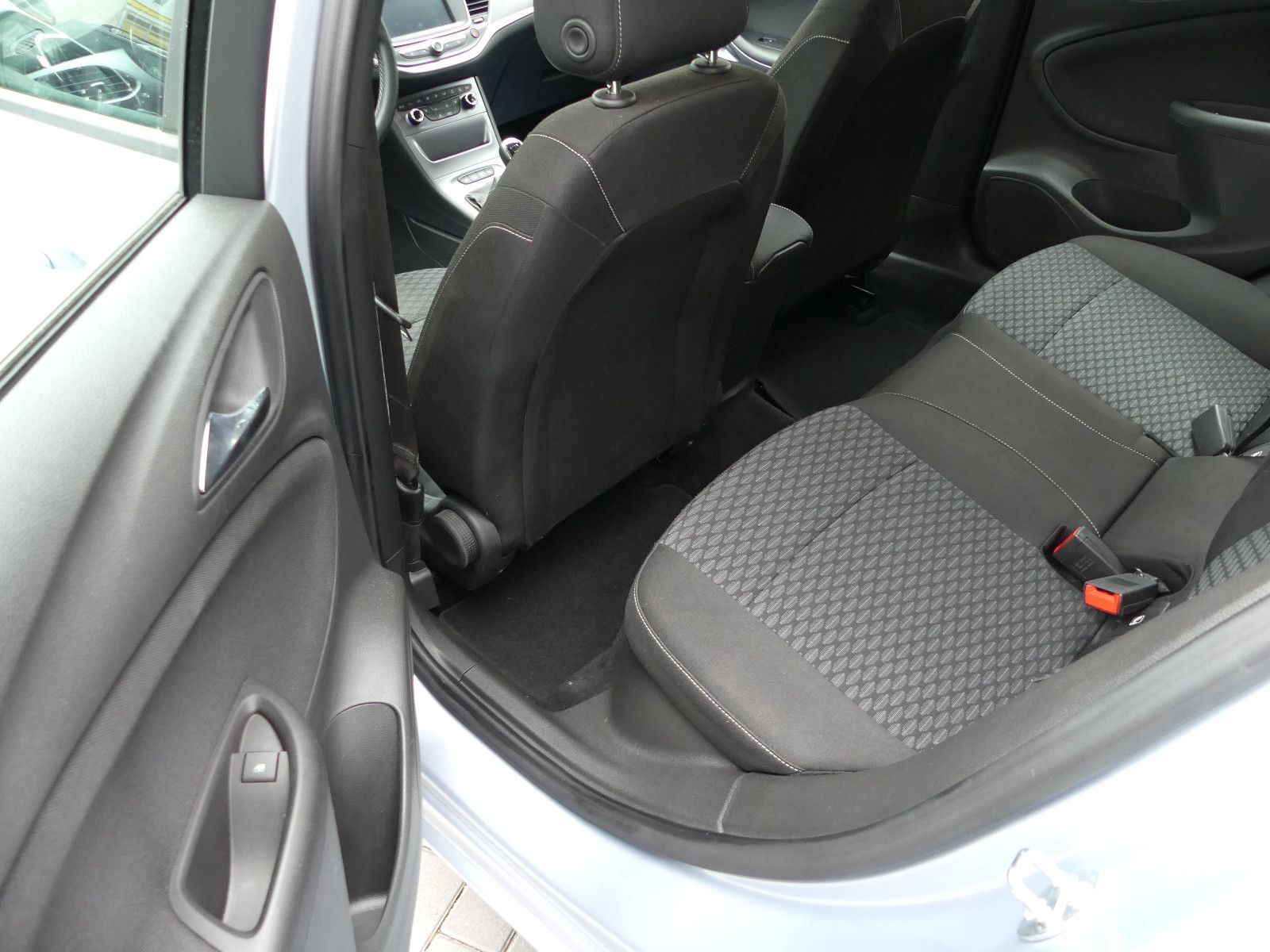 Fahrzeugabbildung Opel Astra K Lim. 5-trg. Edition Start/Stop"29TKM"