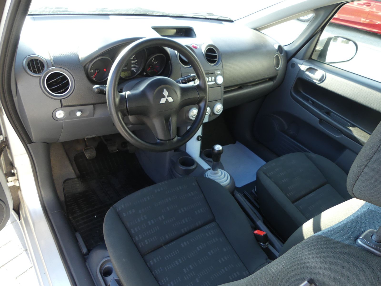 Fahrzeugabbildung Mitsubishi Colt CZ3 Lim. 3-trg. 1.3 Invite* Wenig Kilometer