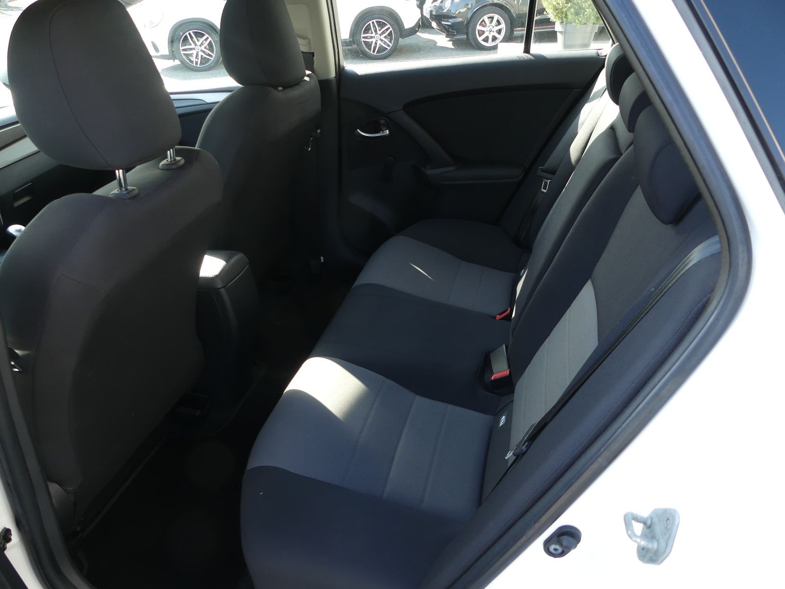 Fahrzeugabbildung Toyota Avensis Kombi