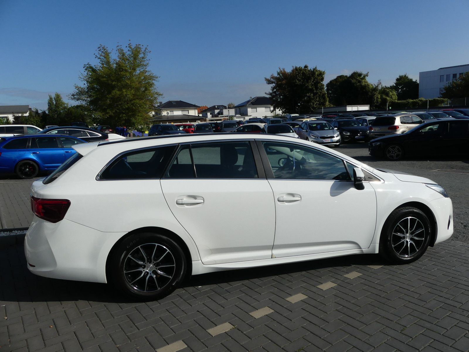 Fahrzeugabbildung Toyota Avensis Kombi