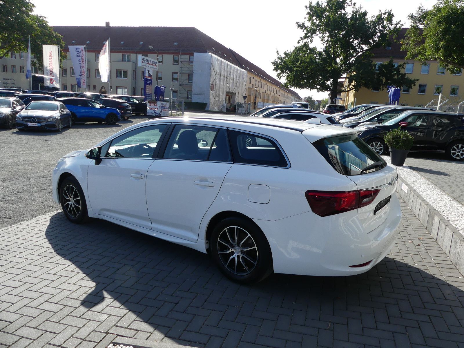 Fahrzeugabbildung Toyota Avensis Kombi