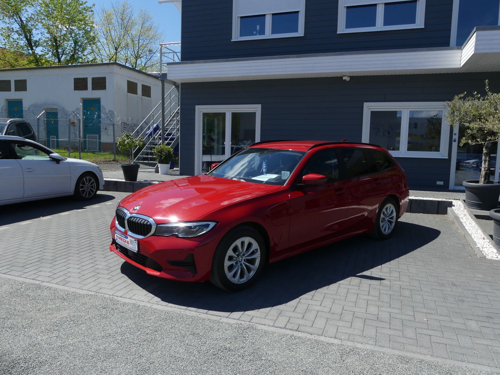 Fahrzeugabbildung BMW 320 3 Touring 320 e xDrive"AUTOMATIK"