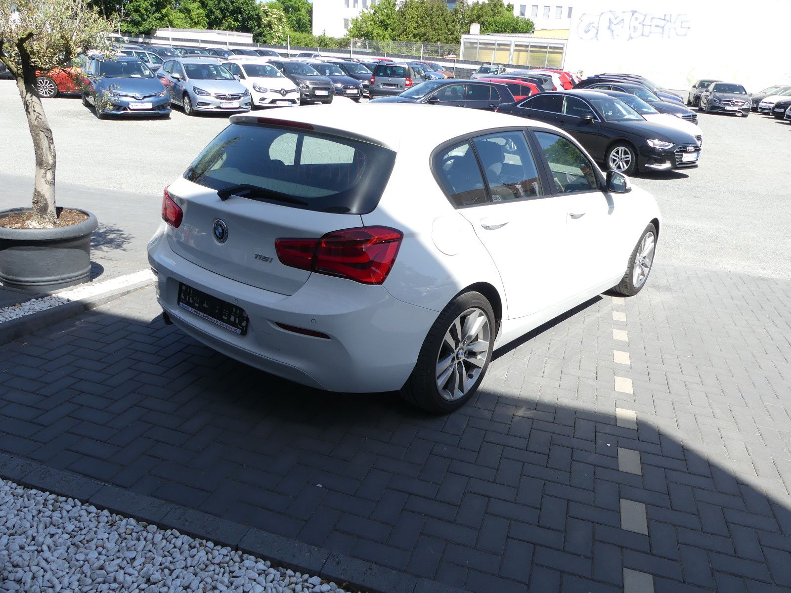 Fahrzeugabbildung BMW 118 1 Limousine 5-trg. 118 i"AUTOMATIK"