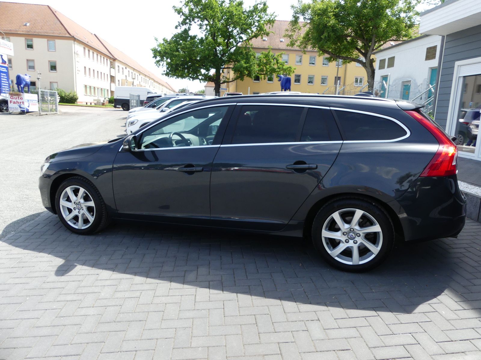 Fahrzeugabbildung Volvo V60 Kombi Momentum"AUTOMATIK"