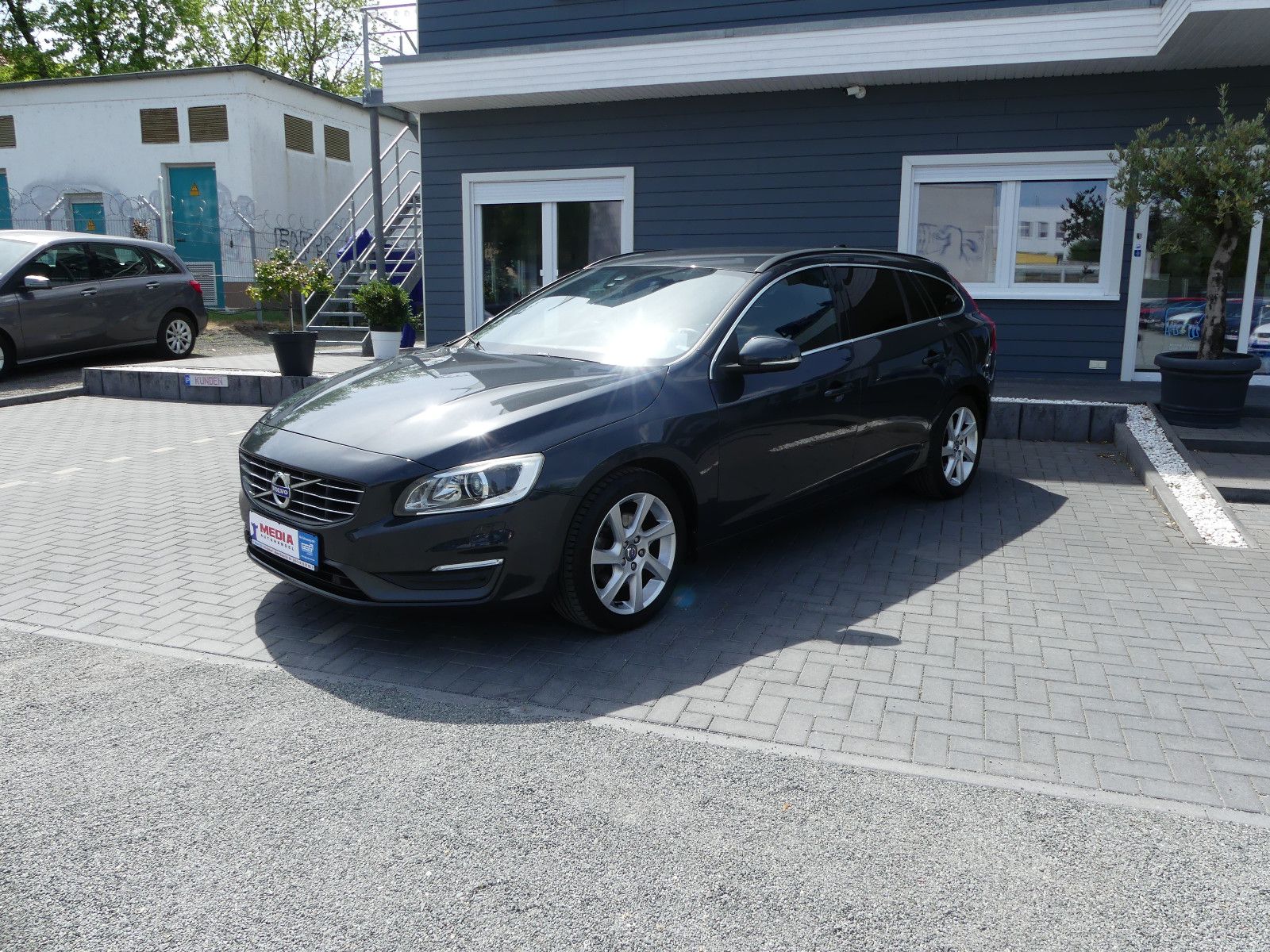 Fahrzeugabbildung Volvo V60 Kombi Momentum"AUTOMATIK"
