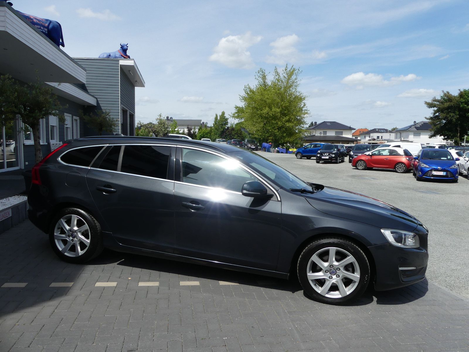 Fahrzeugabbildung Volvo V60 Kombi Momentum"AUTOMATIK"