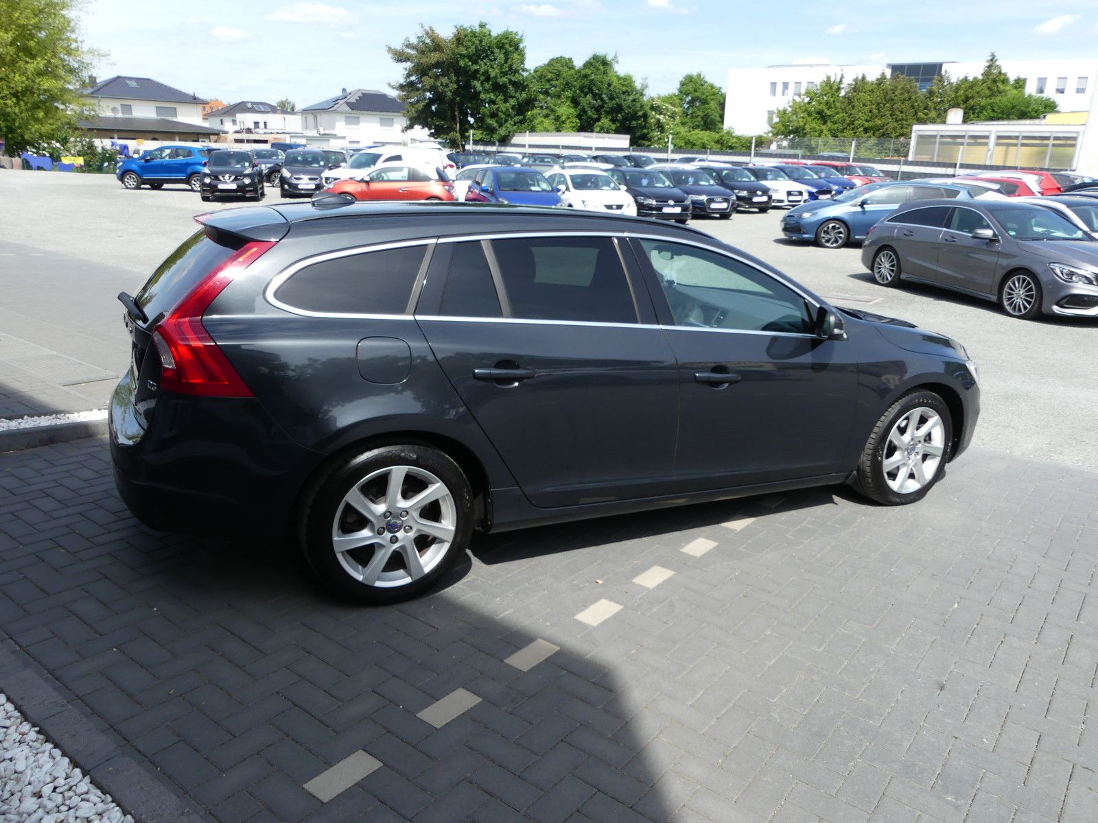 Fahrzeugabbildung Volvo V60 Kombi Momentum"AUTOMATIK"