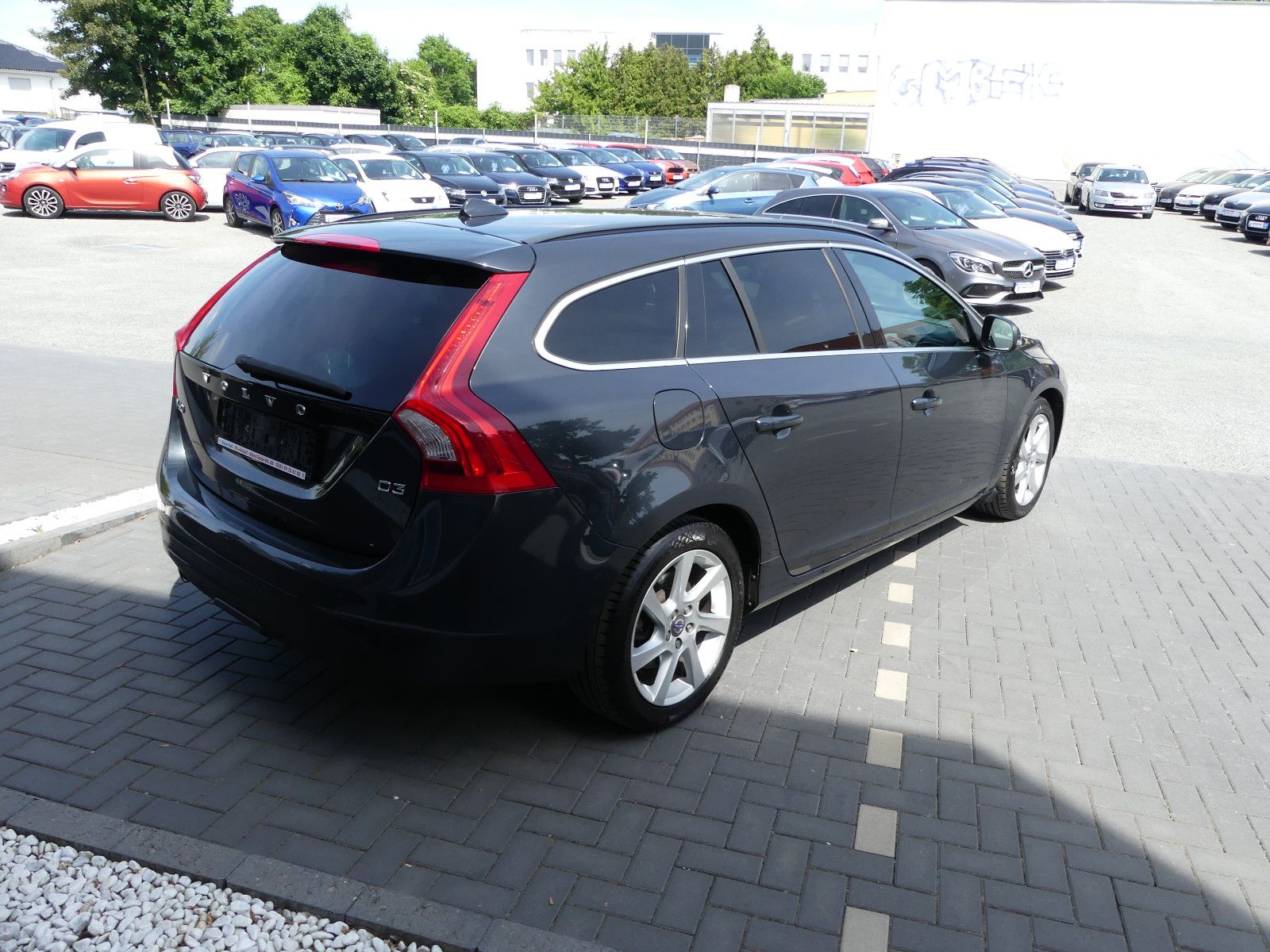 Fahrzeugabbildung Volvo V60 Kombi Momentum"AUTOMATIK"