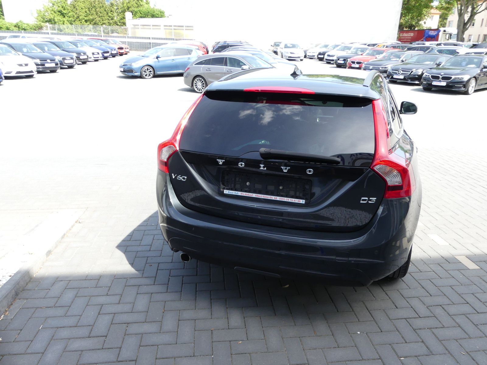 Fahrzeugabbildung Volvo V60 Kombi Momentum"AUTOMATIK"