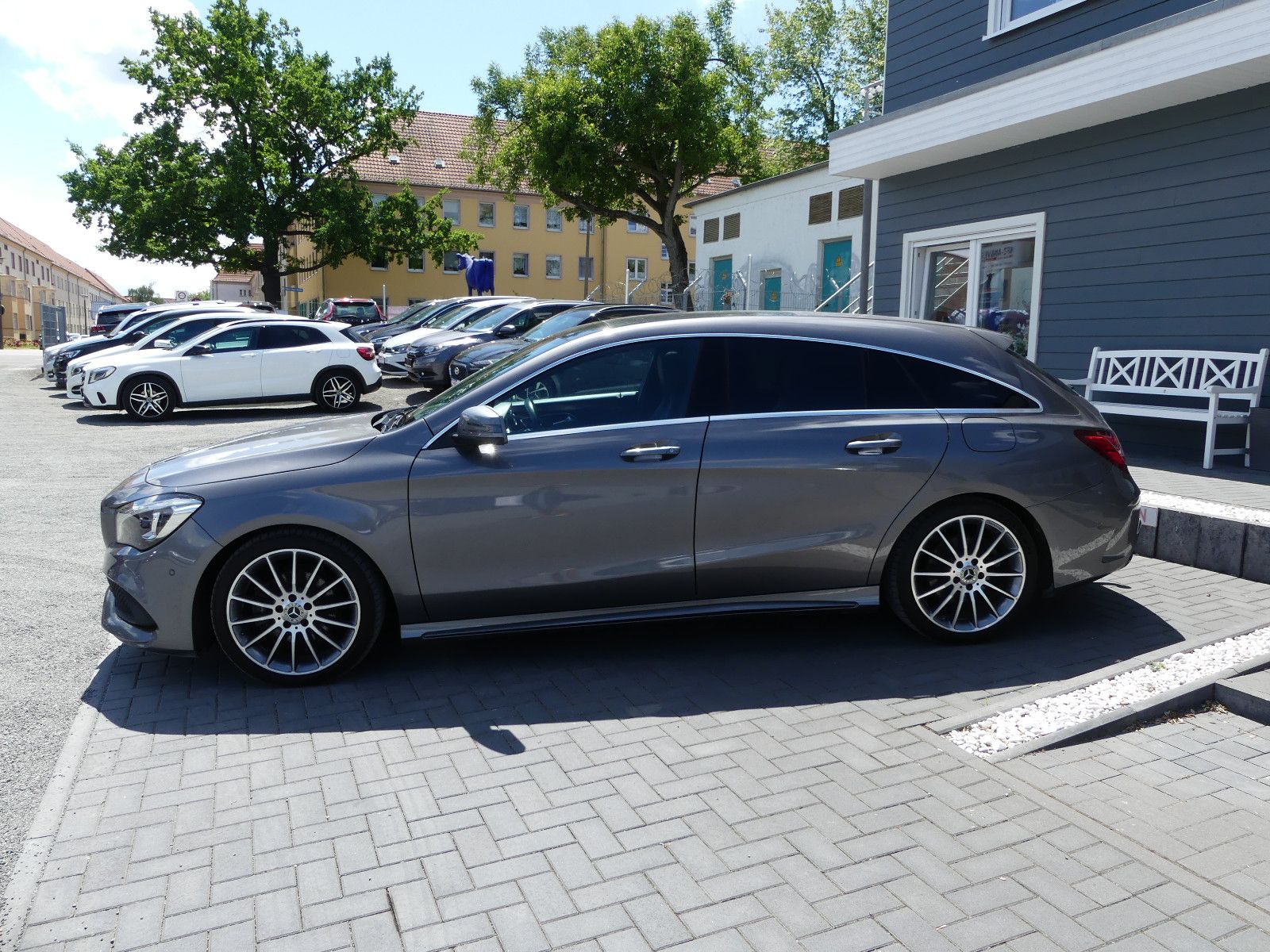 Fahrzeugabbildung Mercedes-Benz CLA Shooting Brake CLA 200 AMG - Line