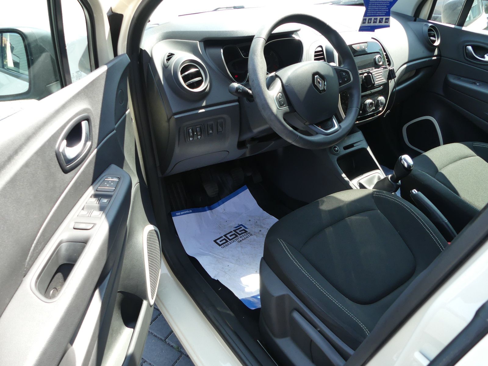 Fahrzeugabbildung Renault Captur Life"NUR33TKM"
